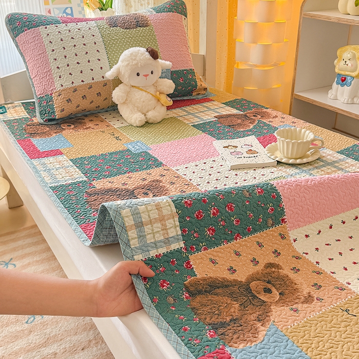 91家纺网 家纺一手货源 找家纺 期遇家居 2025新款13372全棉印花学生床盖双面纯棉宿舍床盖 百福熊