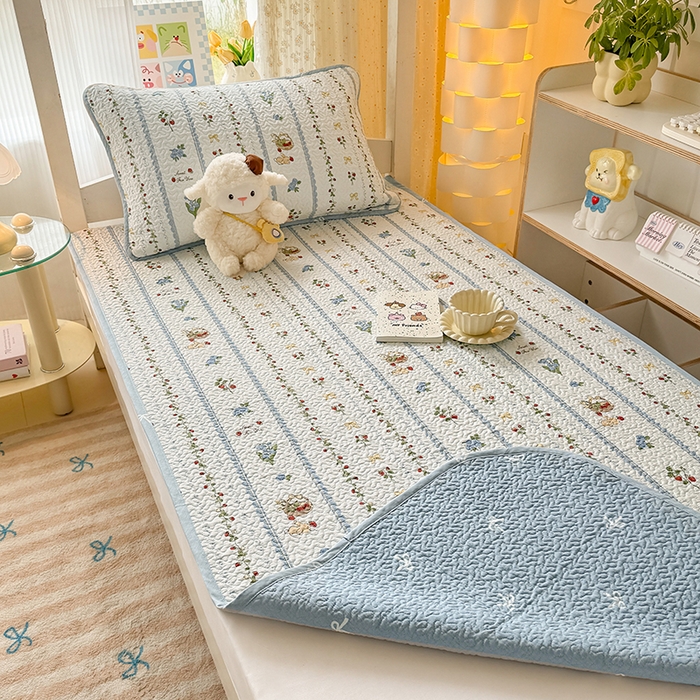 91家纺网 家纺一手货源 找家纺 期遇家居 2025新款13372全棉印花学生床盖双面纯棉宿舍床盖 草莓兔