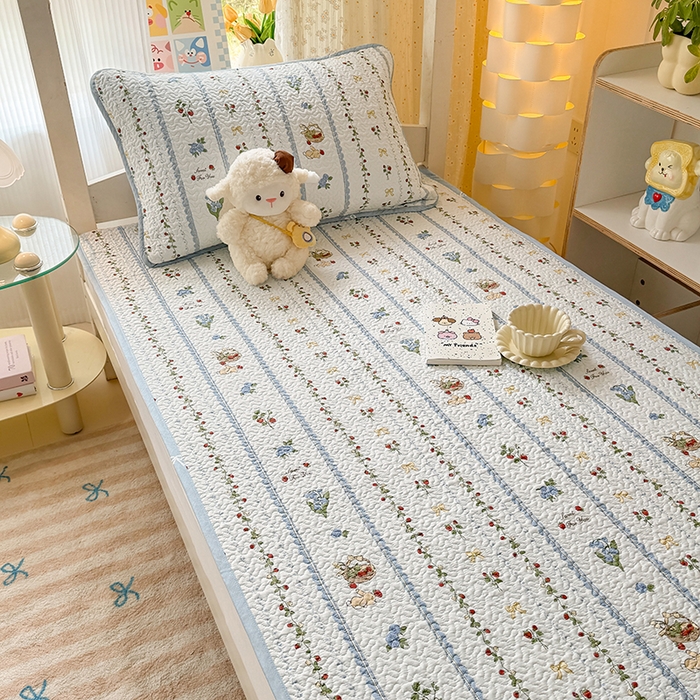 91家纺网 家纺一手货源 找家纺 期遇家居 2025新款13372全棉印花学生床盖双面纯棉宿舍床盖 草莓兔