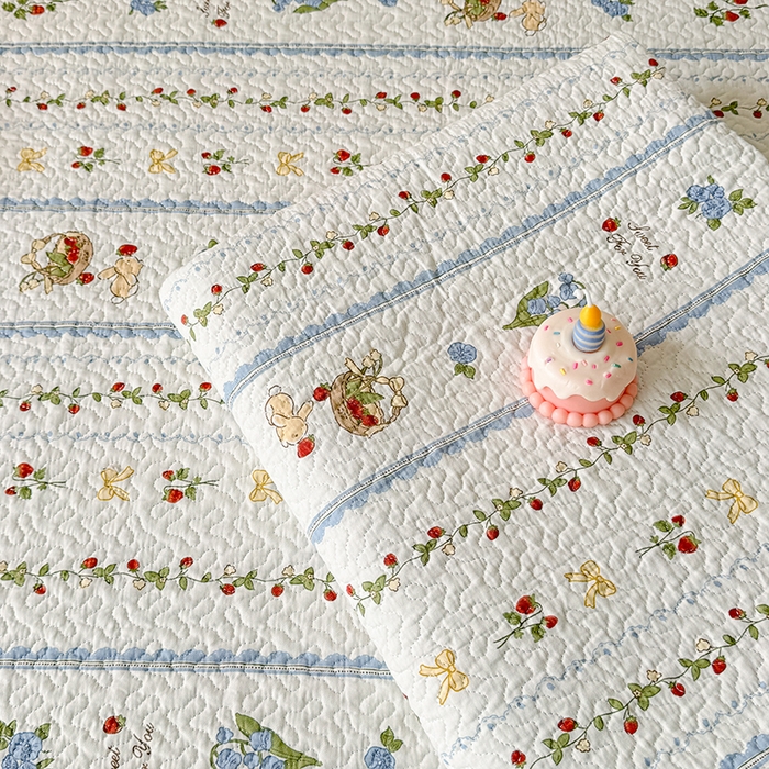 91家纺网 家纺一手货源 找家纺 期遇家居 2025新款13372全棉印花学生床盖双面纯棉宿舍床盖 草莓兔