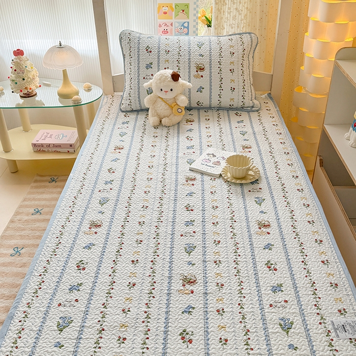 91家纺网 家纺一手货源 找家纺 期遇家居 2025新款13372全棉印花学生床盖双面纯棉宿舍床盖 草莓兔