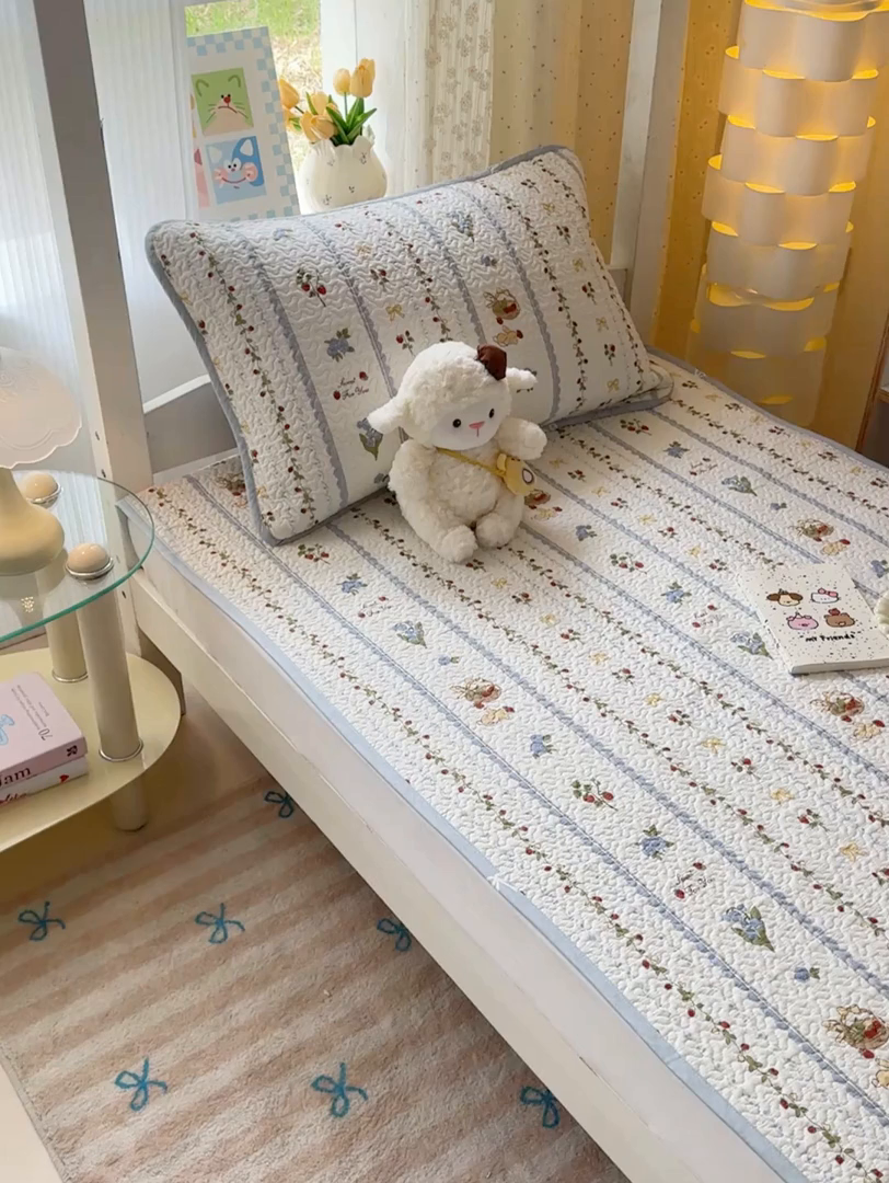 91家纺网 家纺一手货源 找家纺 期遇家居 2025新款13372全棉印花学生床盖双面纯棉宿舍床盖 草莓兔