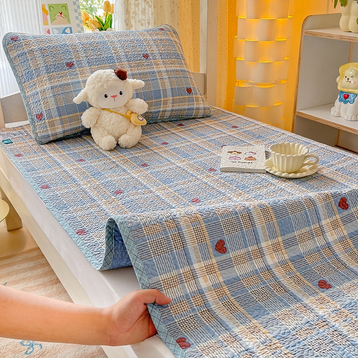 91家纺网 家纺一手货源 找家纺 期遇家居 2025新款13372全棉印花学生床盖双面纯棉宿舍床盖 律动爱心