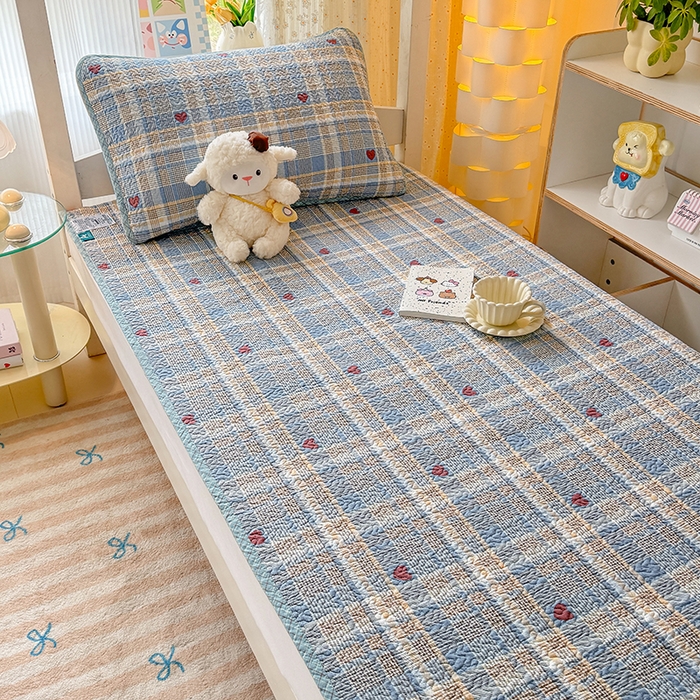 91家纺网 家纺一手货源 找家纺 期遇家居 2025新款13372全棉印花学生床盖双面纯棉宿舍床盖 律动爱心