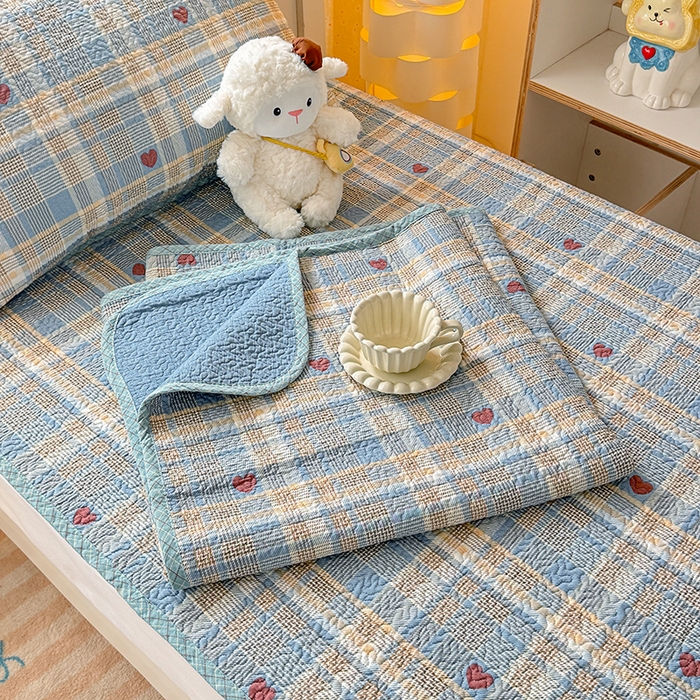 91家纺网 家纺一手货源 找家纺 期遇家居 2025新款13372全棉印花学生床盖双面纯棉宿舍床盖 律动爱心