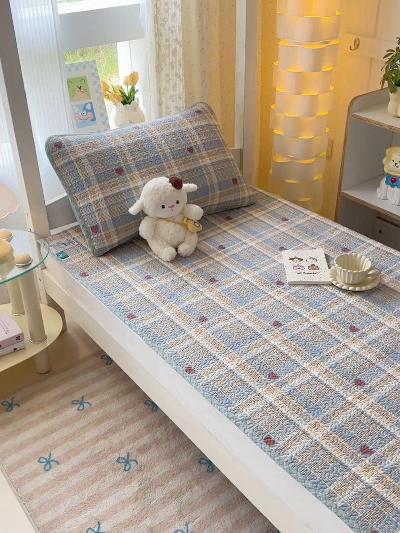 91家纺网 家纺一手货源 找家纺 期遇家居 2025新款13372全棉印花学生床盖双面纯棉宿舍床盖 律动爱心