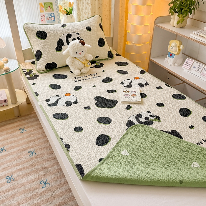 91家纺网 家纺一手货源 找家纺 期遇家居 2025新款13372全棉印花学生床盖双面纯棉宿舍床盖 香香熊猫