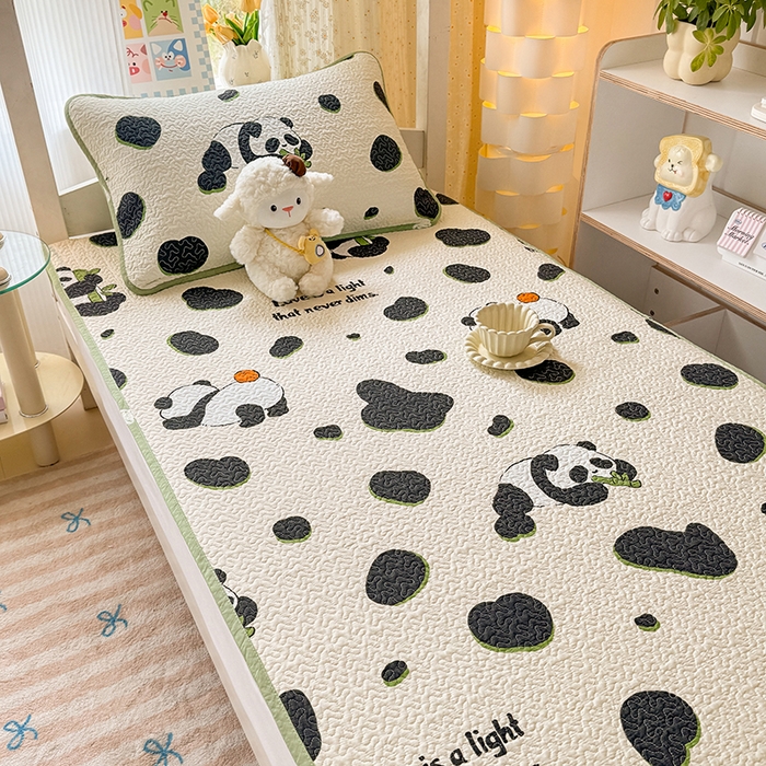 91家纺网 家纺一手货源 找家纺 期遇家居 2025新款13372全棉印花学生床盖双面纯棉宿舍床盖 香香熊猫