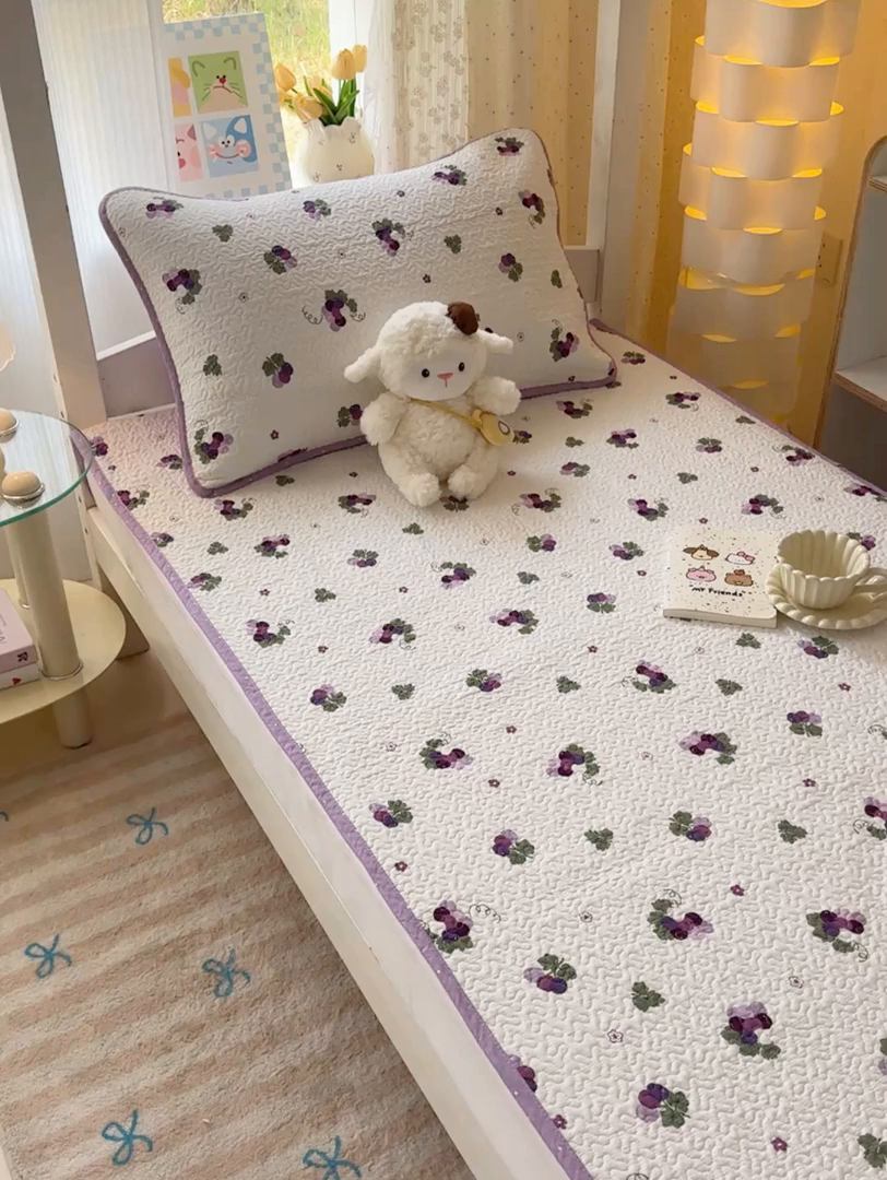 91家纺网 家纺一手货源 找家纺 期遇家居 2025新款13372全棉印花学生床盖双面纯棉宿舍床盖 紫葡萄