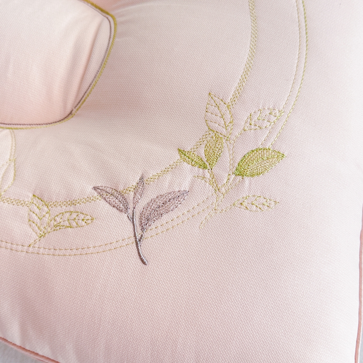 91家纺网 家纺一手货源 找家纺 （总）橘夏家纺 2025新款刺绣款高档单人枕头枕芯亲肤透气单人舒睡保健枕睡眠不变形