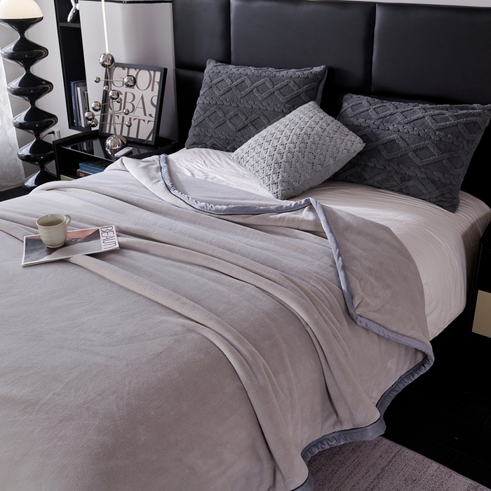 91家纺网 家纺一手货源 找家纺 馨米莱家纺 2025新款全消光牛奶绒毛毯 浅灰色