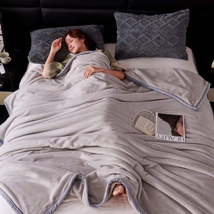 91家纺网 家纺一手货源 找家纺 馨米莱家纺 2025新款全消光牛奶绒毛毯 浅灰色