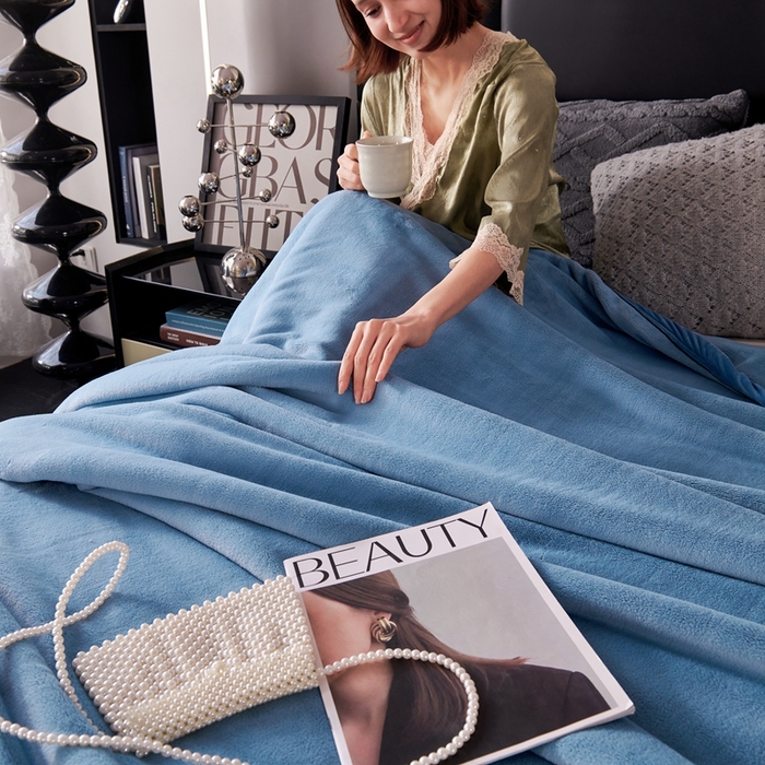 91家纺网 家纺一手货源 找家纺 馨米莱家纺 2025新款全消光牛奶绒毛毯 雾蓝色