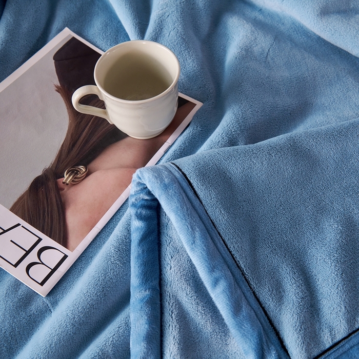 91家纺网 家纺一手货源 找家纺 馨米莱家纺 2025新款全消光牛奶绒毛毯 雾蓝色