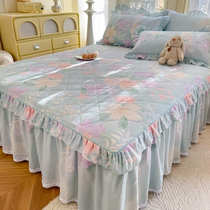 91家纺网 家纺一手货源 找家纺 美达2025全棉蕾丝小花边夹棉单床裙 清风烟雨