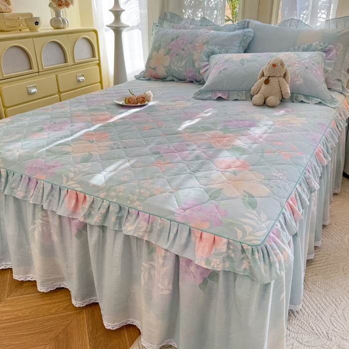 91家纺网 家纺一手货源 找家纺 美达2025全棉蕾丝小花边夹棉单床裙 清风烟雨