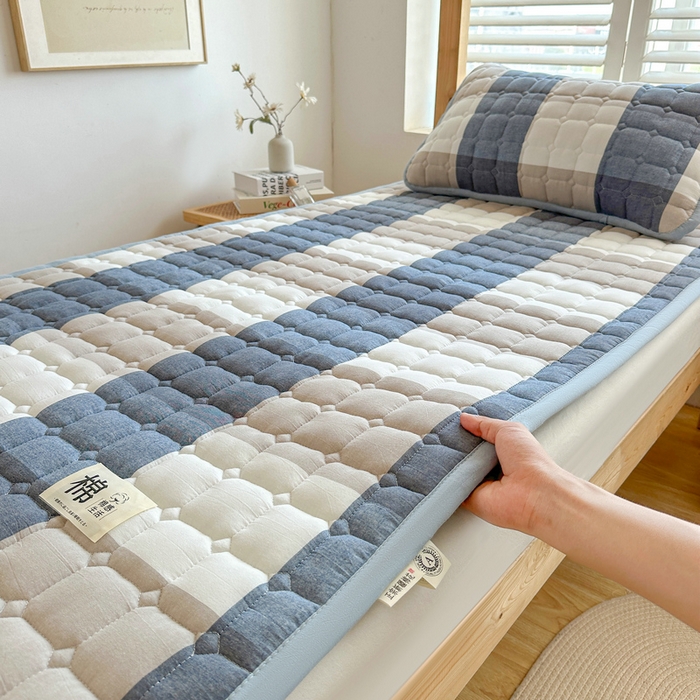 91家纺网 家纺一手货源 找家纺 梵朴 2025新款A类无印风水洗棉夹棉新疆棉花宿舍学生床垫床护垫 蓝绿大格