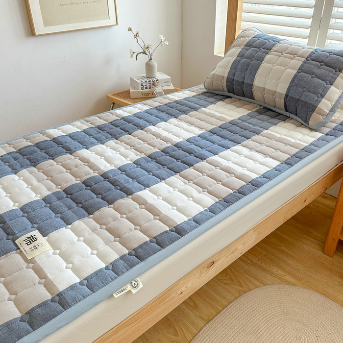 91家纺网 家纺一手货源 找家纺 梵朴 2025新款A类无印风水洗棉夹棉新疆棉花宿舍学生床垫床护垫 蓝绿大格