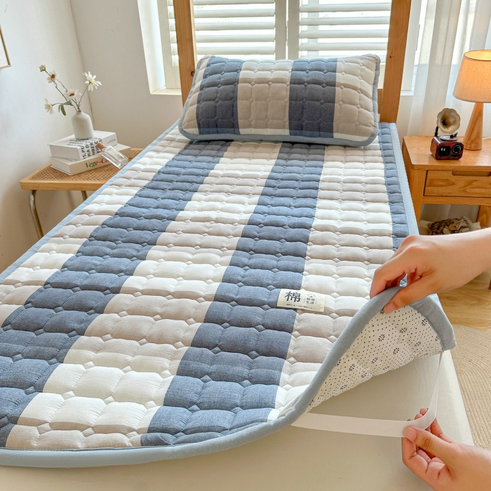 91家纺网 家纺一手货源 找家纺 梵朴 2025新款A类无印风水洗棉夹棉新疆棉花宿舍学生床垫床护垫 蓝绿大格