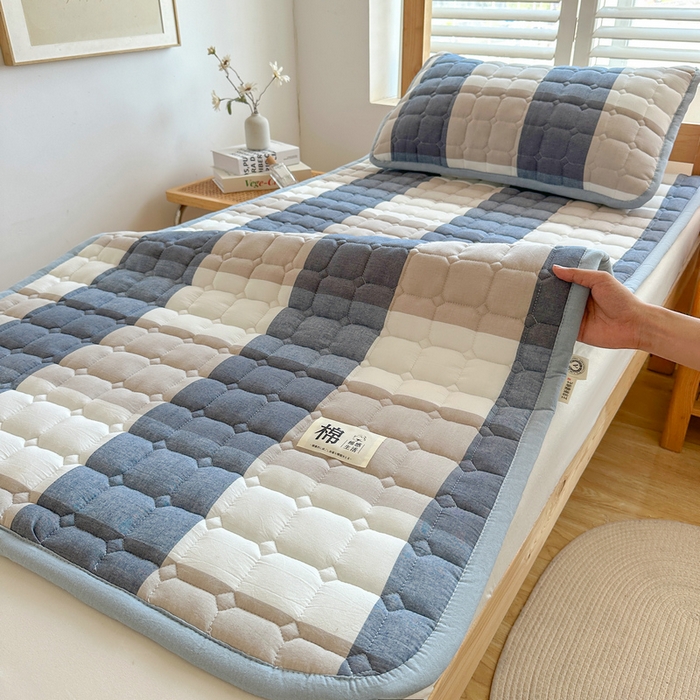 91家纺网 家纺一手货源 找家纺 梵朴 2025新款A类无印风水洗棉夹棉新疆棉花宿舍学生床垫床护垫 蓝绿大格