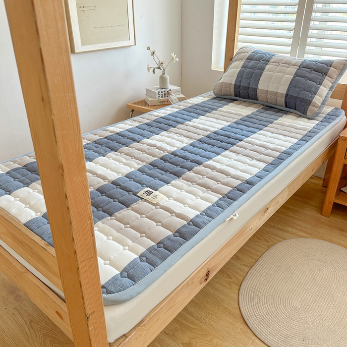 91家纺网 家纺一手货源 找家纺 梵朴 2025新款A类无印风水洗棉夹棉新疆棉花宿舍学生床垫床护垫 蓝绿大格