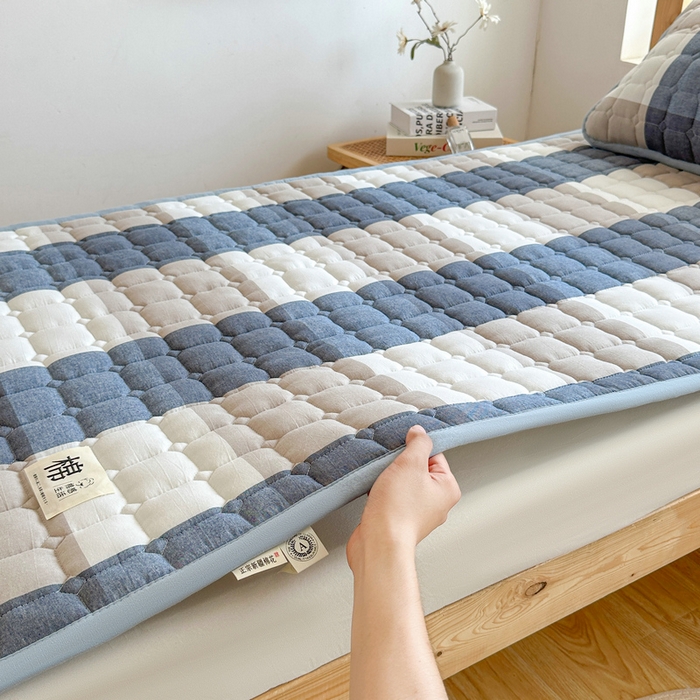 91家纺网 家纺一手货源 找家纺 梵朴 2025新款A类无印风水洗棉夹棉新疆棉花宿舍学生床垫床护垫 蓝绿大格