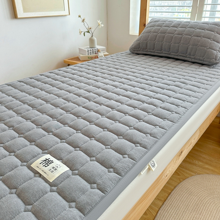 91家纺网 家纺一手货源 找家纺 梵朴 2025新款A类无印风水洗棉夹棉新疆棉花宿舍学生床垫床护垫 深灰