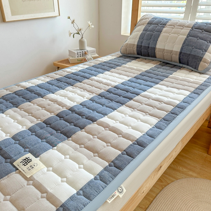 91家纺网 家纺一手货源 找家纺 梵朴 2025新款A类无印风水洗棉夹棉新疆棉花宿舍学生床垫床护垫 蓝绿大格