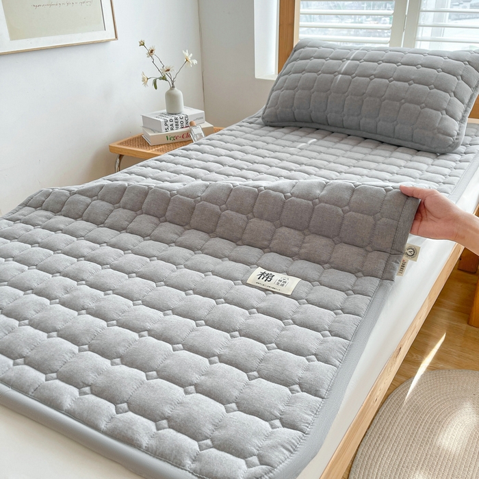 91家纺网 家纺一手货源 找家纺 梵朴 2025新款A类无印风水洗棉夹棉新疆棉花宿舍学生床垫床护垫 浅灰