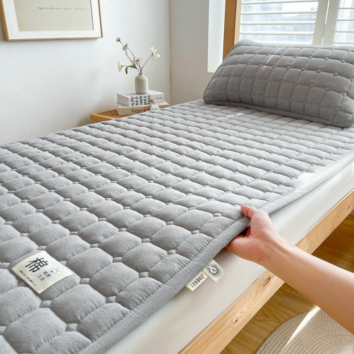 91家纺网 家纺一手货源 找家纺 梵朴 2025新款A类无印风水洗棉夹棉新疆棉花宿舍学生床垫床护垫 浅灰