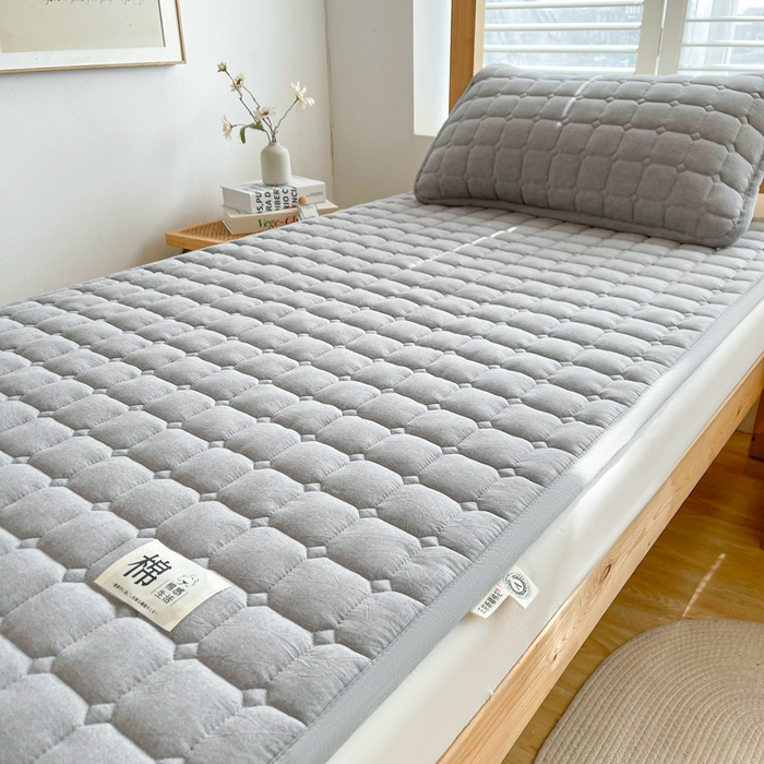 91家纺网 家纺一手货源 找家纺 梵朴 2025新款A类无印风水洗棉夹棉新疆棉花宿舍学生床垫床护垫 浅灰