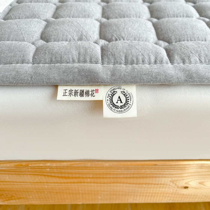 91家纺网 家纺一手货源 找家纺 梵朴 2025新款A类无印风水洗棉夹棉新疆棉花宿舍学生床垫床护垫 浅灰