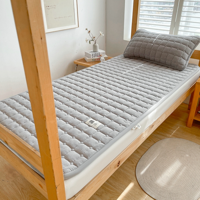 91家纺网 家纺一手货源 找家纺 梵朴 2025新款A类无印风水洗棉夹棉新疆棉花宿舍学生床垫床护垫 浅灰