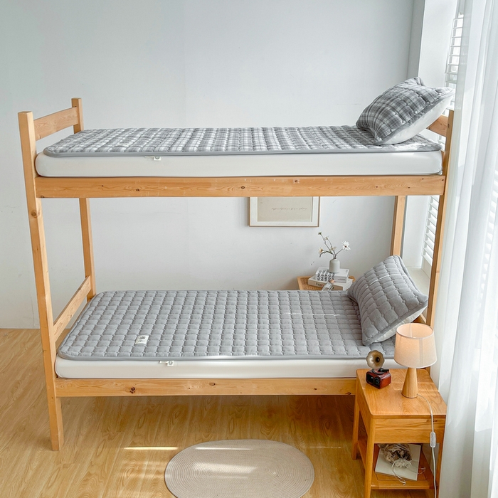 91家纺网 家纺一手货源 找家纺 梵朴 2025新款A类无印风水洗棉夹棉新疆棉花宿舍学生床垫床护垫 浅灰