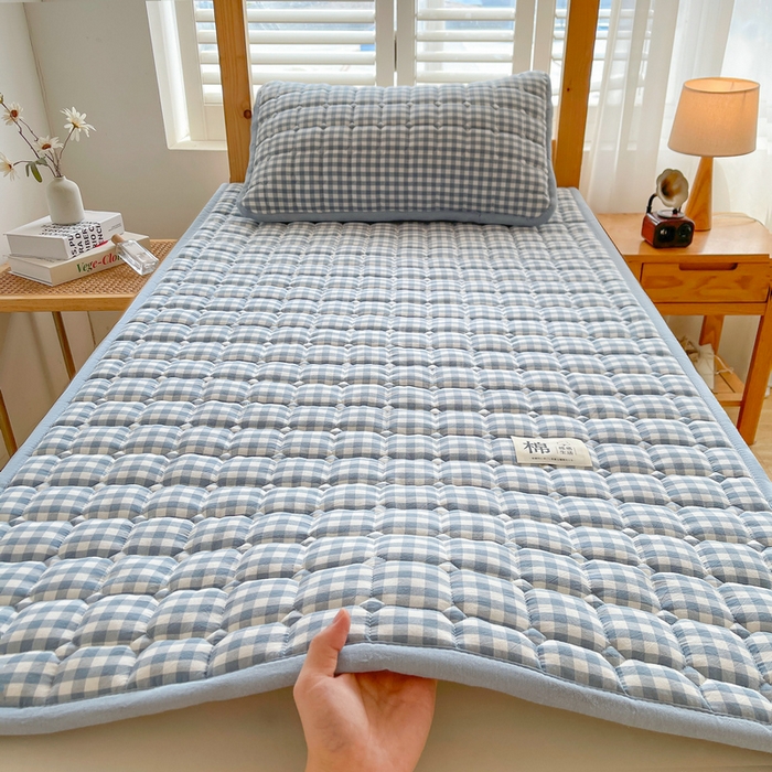 91家纺网 家纺一手货源 找家纺 梵朴 2025新款A类无印风水洗棉夹棉新疆棉花宿舍学生床垫床护垫 蓝小格