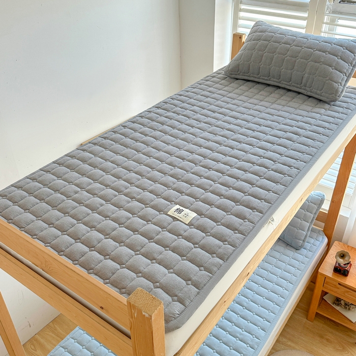 91家纺网 家纺一手货源 找家纺 梵朴 2025新款A类无印风水洗棉夹棉新疆棉花宿舍学生床垫床护垫 天空蓝