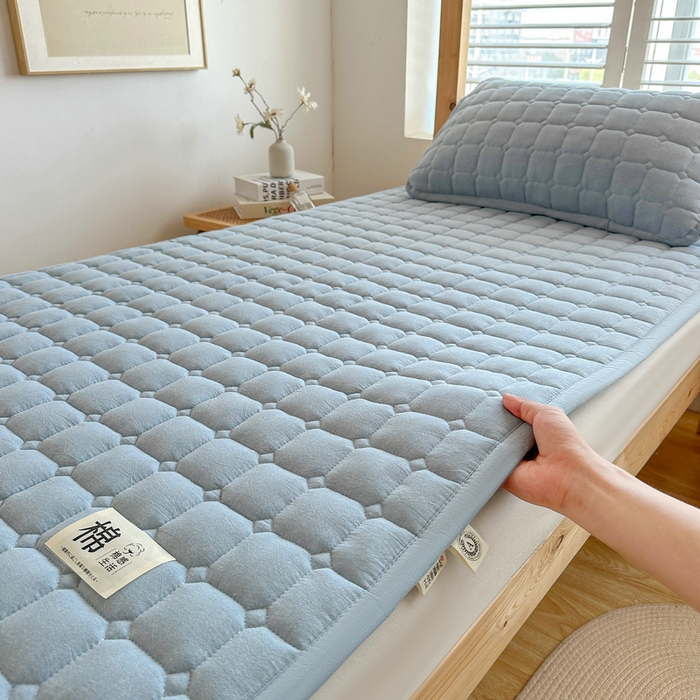 91家纺网 家纺一手货源 找家纺 梵朴 2025新款A类无印风水洗棉夹棉新疆棉花宿舍学生床垫床护垫 天空蓝