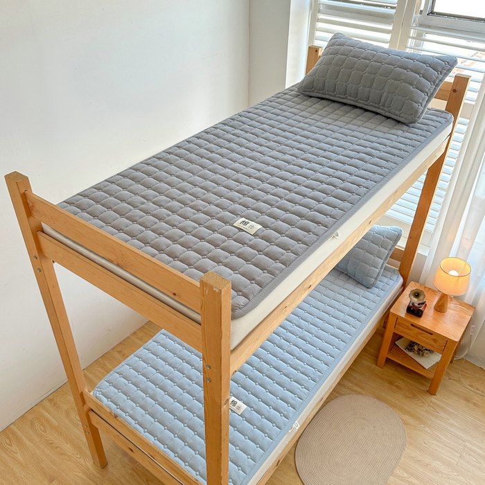 91家纺网 家纺一手货源 找家纺 梵朴 2025新款A类无印风水洗棉夹棉新疆棉花宿舍学生床垫床护垫 天空蓝