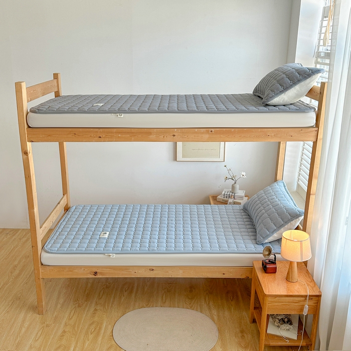 91家纺网 家纺一手货源 找家纺 梵朴 2025新款A类无印风水洗棉夹棉新疆棉花宿舍学生床垫床护垫 天空蓝