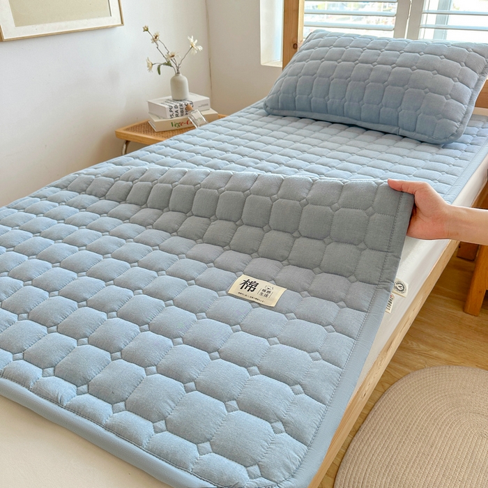 91家纺网 家纺一手货源 找家纺 梵朴 2025新款A类无印风水洗棉夹棉新疆棉花宿舍学生床垫床护垫 天空蓝