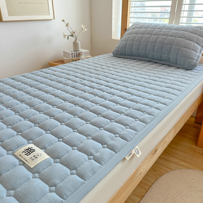 91家纺网 家纺一手货源 找家纺 梵朴 2025新款A类无印风水洗棉夹棉新疆棉花宿舍学生床垫床护垫 天空蓝