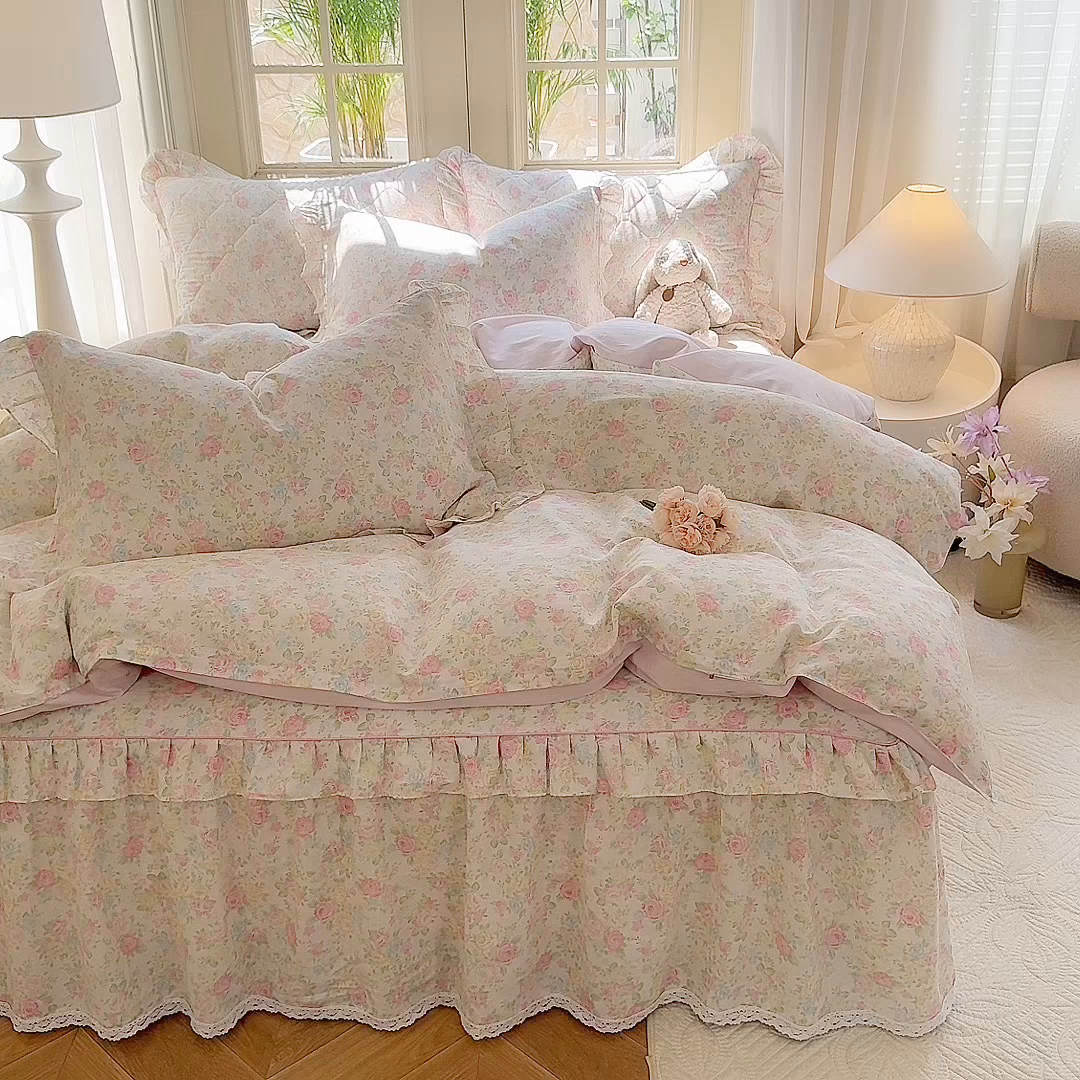 91家纺网 家纺一手货源 找家纺 美达家纺2025全棉蕾丝小花边夹棉床裙四件套 嫣然花期-粉