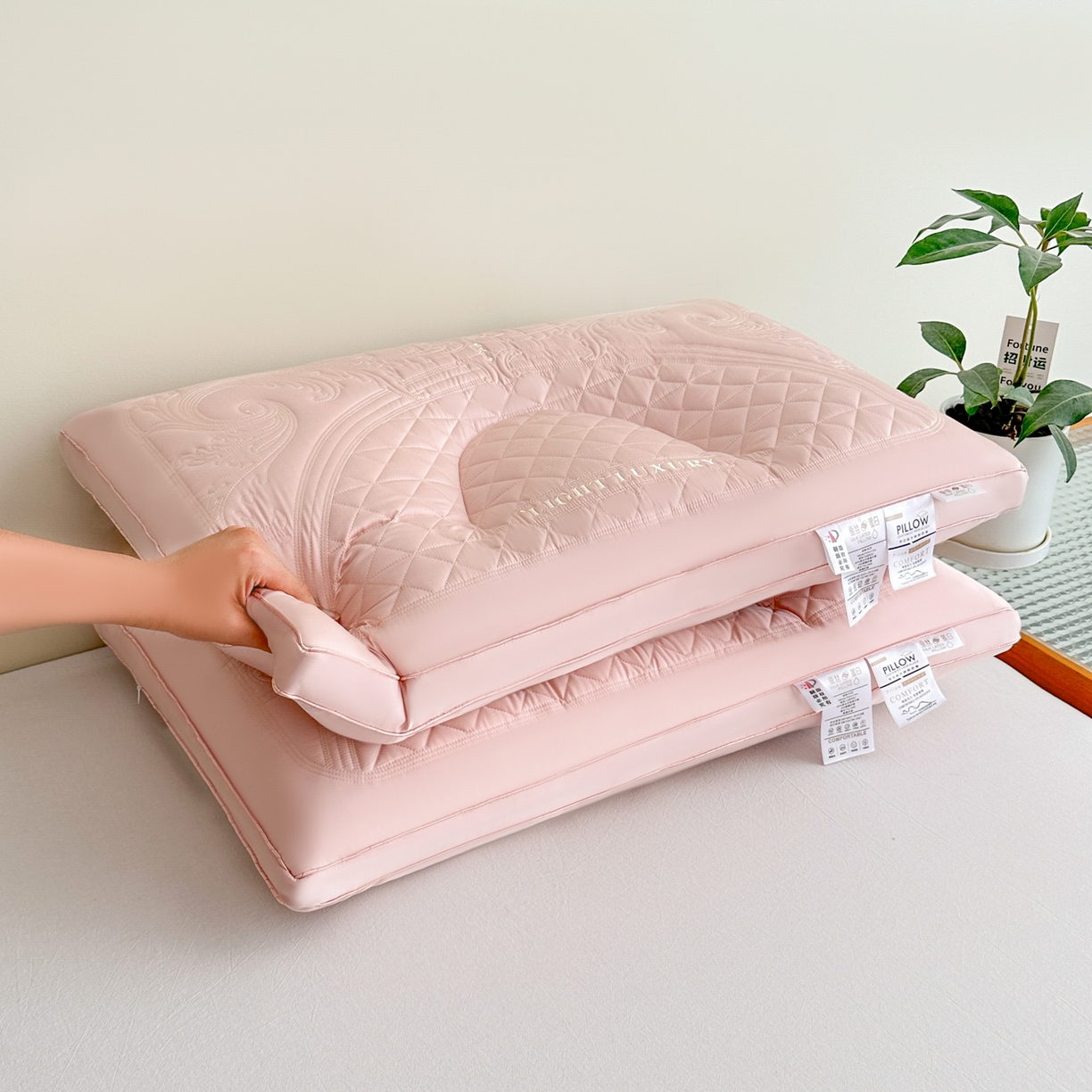 91家纺网 家纺一手货源 找家纺 橘夏家纺 2025新款蚕丝蛋白枕头家用护颈椎助睡眠枕芯成人学生宿舍记忆枕枕头 粉色 48x74+4cm/只