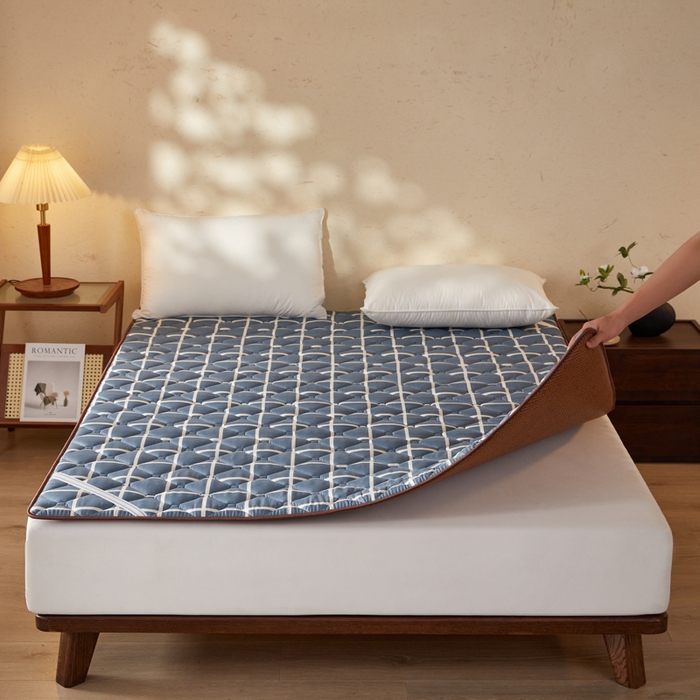 91家纺网 家纺一手货源 找家纺 （总）迪乐妮 2025新款双面可用 冰藤夹棉床褥-大床款