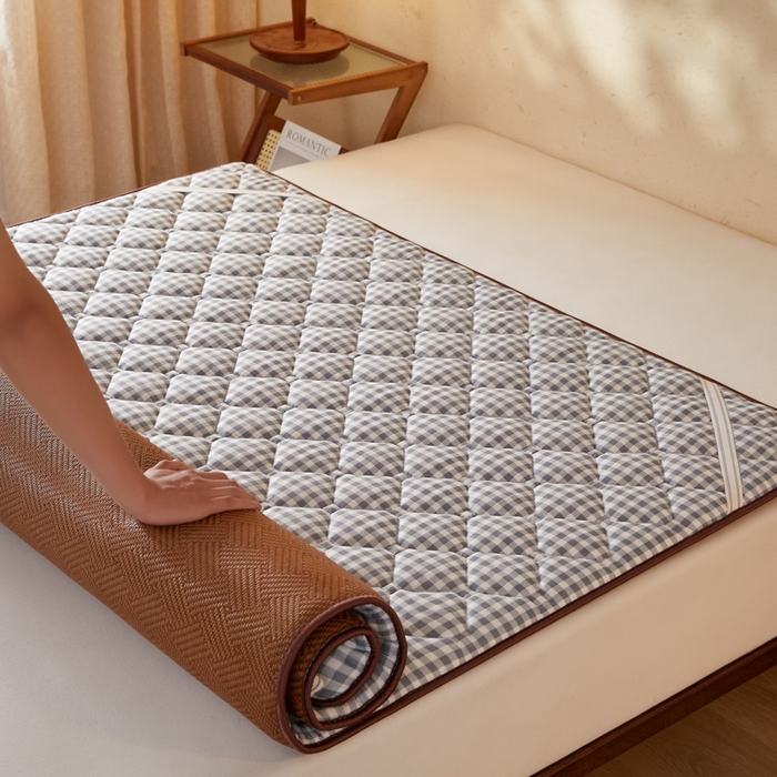 91家纺网 家纺一手货源 找家纺 （总）迪乐妮 2025新款双面可用 冰藤夹棉床褥-大床款