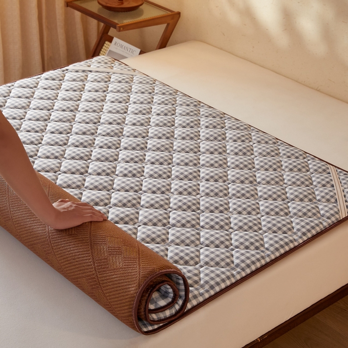91家纺网 家纺一手货源 找家纺 迪乐妮 2025新款双面可用 冰藤夹棉床褥-大床款 冰藤床褥—灰小格（九宫格）