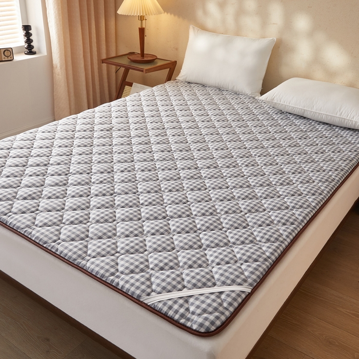 91家纺网 家纺一手货源 找家纺 迪乐妮 2025新款双面可用 冰藤夹棉床褥-大床款 冰藤床褥—灰小格（玉米粒）