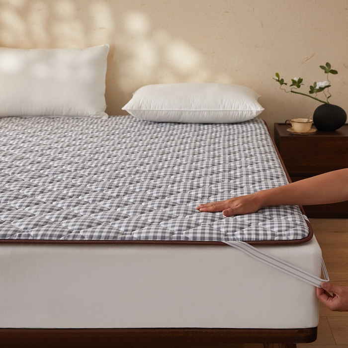 91家纺网 家纺一手货源 找家纺 迪乐妮 2025新款双面可用 冰藤夹棉床褥-大床款 冰藤床褥—灰小格（玉米粒）