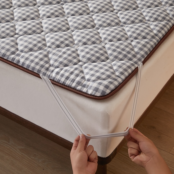 91家纺网 家纺一手货源 找家纺 迪乐妮 2025新款双面可用 冰藤夹棉床褥-大床款 冰藤床褥—灰小格（玉米粒）