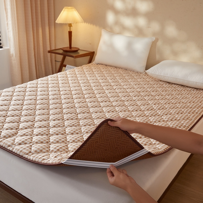 91家纺网 家纺一手货源 找家纺 迪乐妮 2025新款双面可用 冰藤夹棉床褥-大床款 冰藤床褥—咖小格（饼干花）